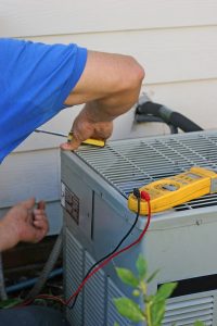 ac-unit-repair-with-technician